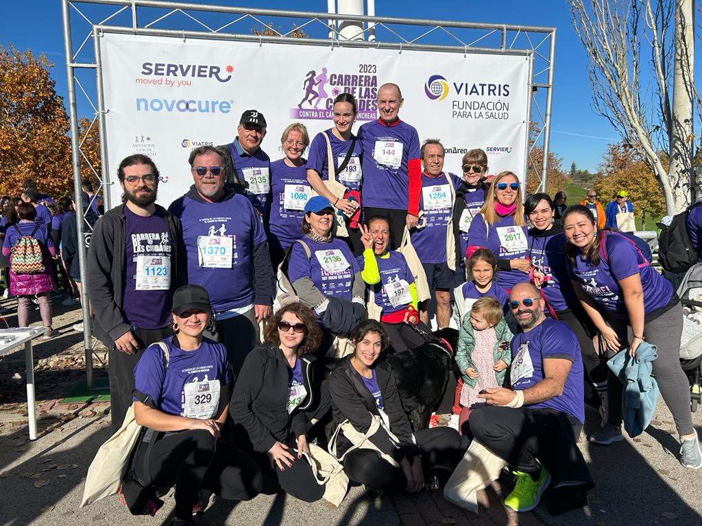 Foto de grupo tras terminar la carrera de las ciudades contra el cáncer de páncreas.